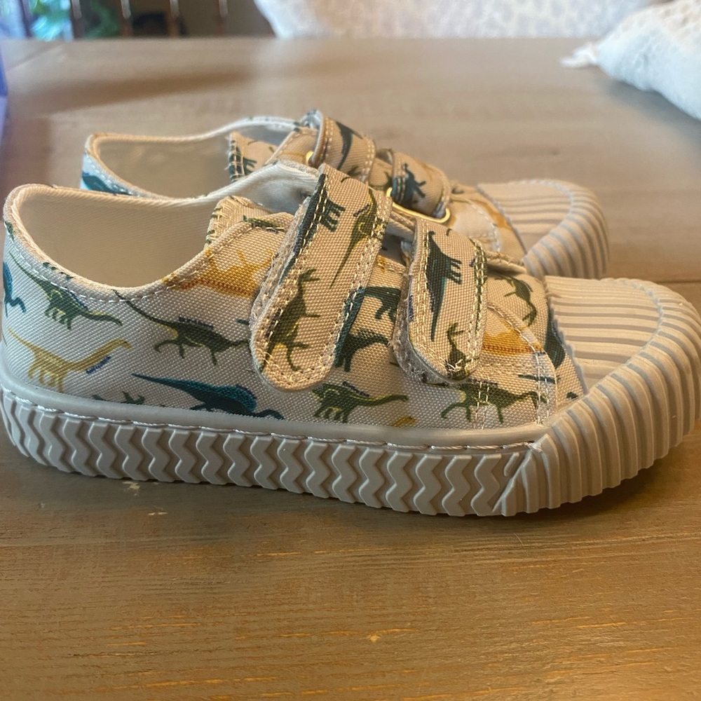 NWOT Tucker + Tate Smithsonian Alex Sneaker in grey dinosaur print